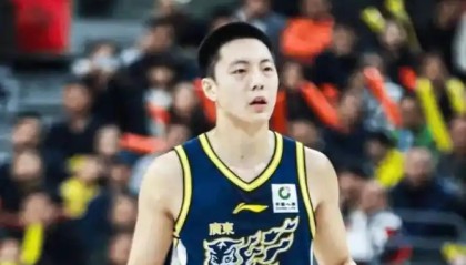 恋情影响？胡明轩低迷原因找到，杜锋回应，他或不该犯错|徐杰|广东男篮|浙江男篮|中国男篮|比赛_新浪体育_新浪新闻